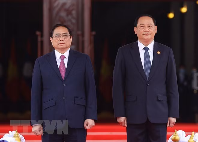 Minh Chinh y Sonexay Siphandone en la ceremonia.