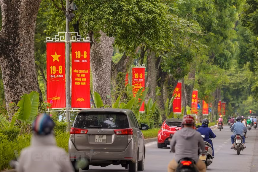 Calle de Hoang Dieu se destaca con sus brillantes carteles rojos. Calle de Hoang Dieu se destaca con sus brillantes carteles rojos.