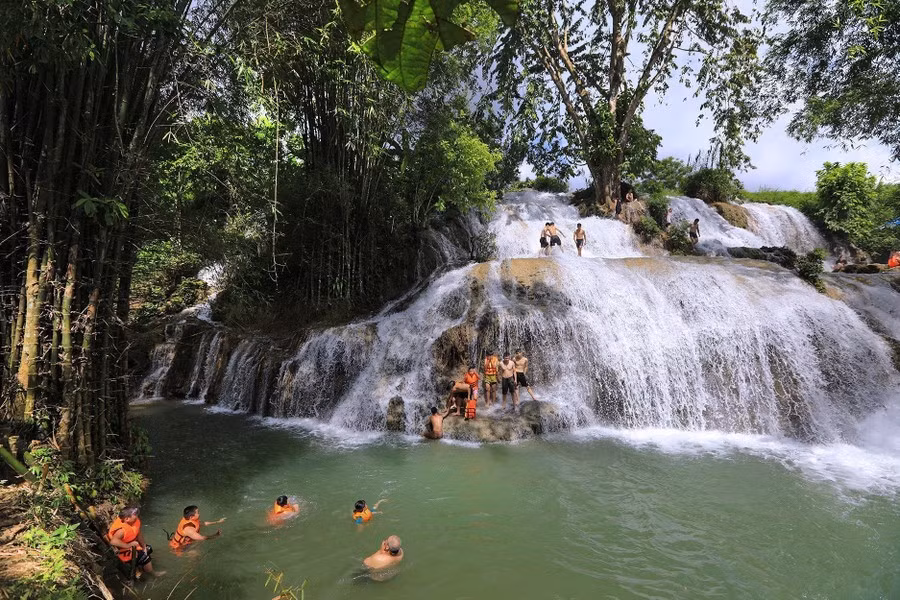 Al pie de la cascada hay un lago azul.