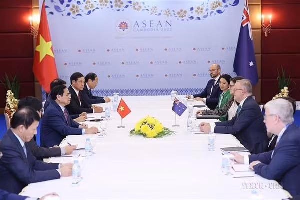 Al margen de las Cumbres 40 y 41 de la Asean en Phnom Penh, Camboya, en noviembre de 2022, el Primer Ministro Pham Minh Chinh se reunió con su par australiano Anthony Albanese. (Fotografía: VNA)