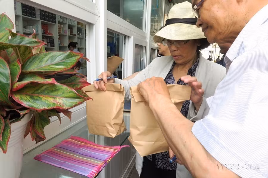 En respuesta al movimiento "Di no a los residuos plásticos", la farmacia del Hospital Binh Dan de Ciudad Ho Chi Minh utiliza bolsas de papel para medicamentos para pacientes ambulatorios.