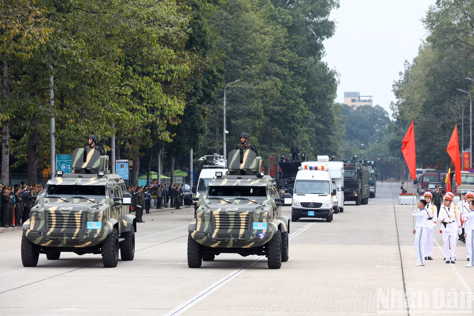Modernos armamentos en el acto inaugural.
