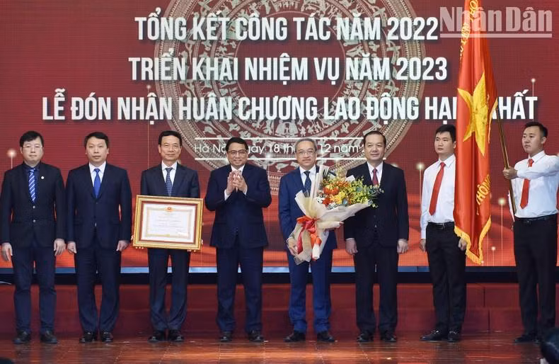 El primer ministro vietnamita, Pham Minh Chinh, otorga la Medalla del Trabajo de Primera Clase al Ministerio de Información y Comunicación.