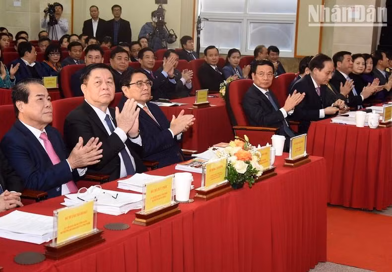 Minh Chinh y los delegados participantes.