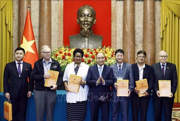 El presidente vietnamita, Nguyen Xuan Phuc, entrega obsequios a los delegados que asisten al 22º Congreso del Consejo Mundial de la Paz. (Fotografía: VNA)