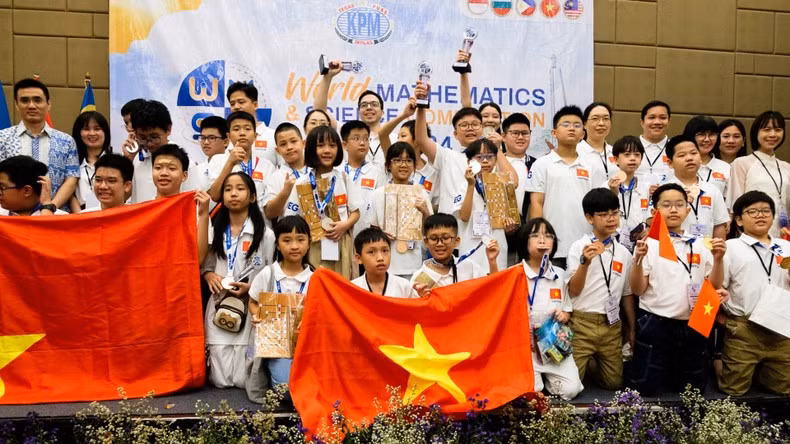 Delegación de estudiantes vietnamitas participantes en el concurso.