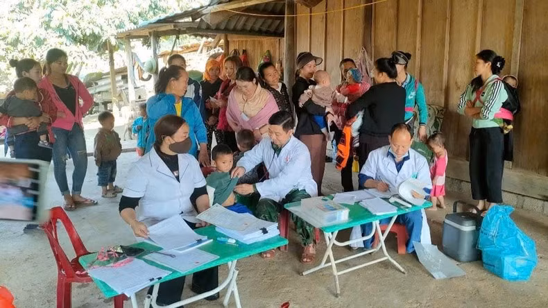 Del 4 al 18 de marzo, en el marco del Programa Ampliado de Inmunización y la Campaña de Prevención y Control del Sarampión, el personal sanitario de la estación de guardia fronteriza de Tri Le vacuna a 156 niños de la comuna de Tri Le, distrito de Que Phong.
