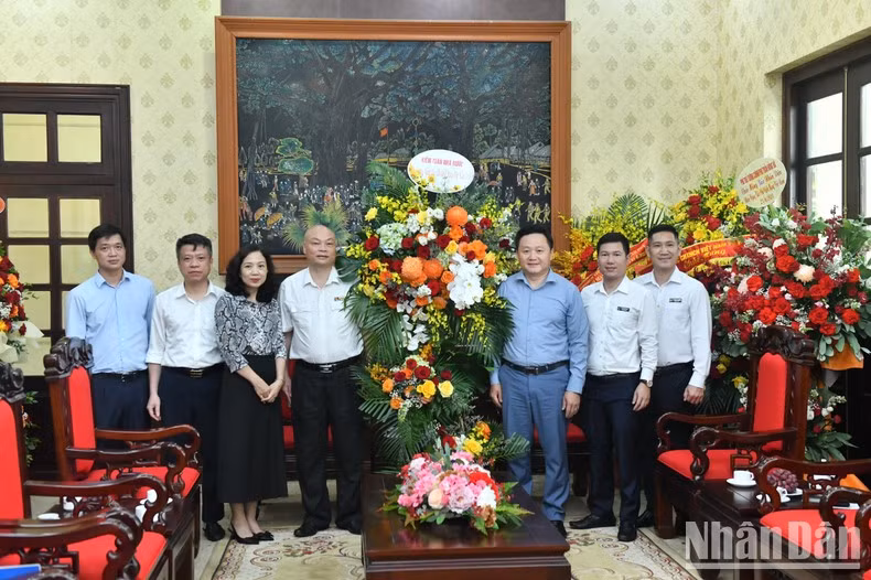 La delegación de la Auditoría Estatal felicita al periódico. (Foto: Dang Khoa) La delegación de la Auditoría Estatal felicita al periódico. (Foto: Dang Khoa)