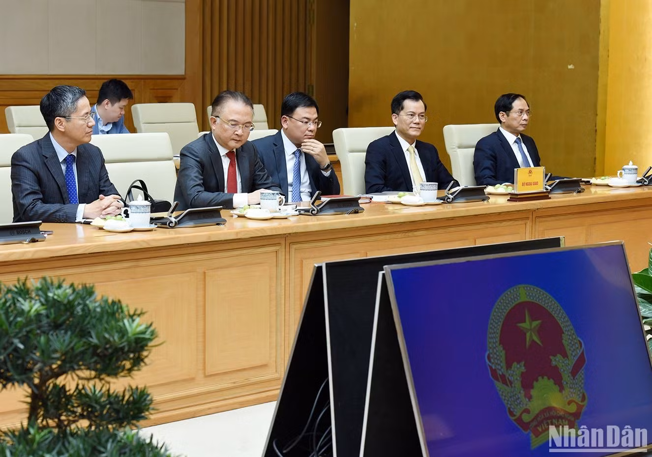Dirigentes de la Cancillería vietnamita y los jefes de misiones diplomáticas en el extranjero. Dirigentes de la Cancillería vietnamita y los jefes de misiones diplomáticas en el extranjero.
