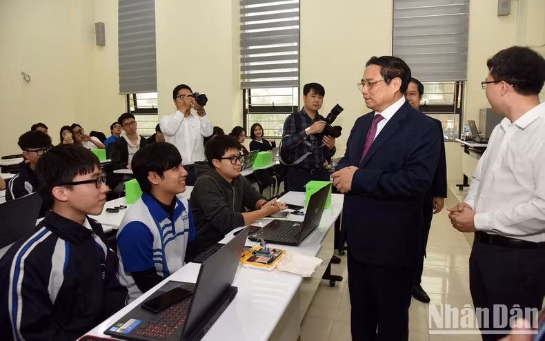 Minh Chinh visita la clase de formación para estudiantes de tecnología de la Universidad Nacional de Hanói.