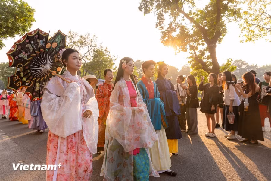 Esta también es una oportunidad para que el público admire los trajes tradicionales vietnamitas recopilados a través de los tiempos por individuos y grupos de investigación, contribuyendo a acercar la vestimenta tradicional al público nacional y extranjero. Esta también es una oportunidad para que el público admire los trajes tradicionales vietnamitas recopilados a través de los tiempos por individuos y grupos de investigación, contribuyendo a acercar la vestimenta tradicional al público nacional y extranjero.