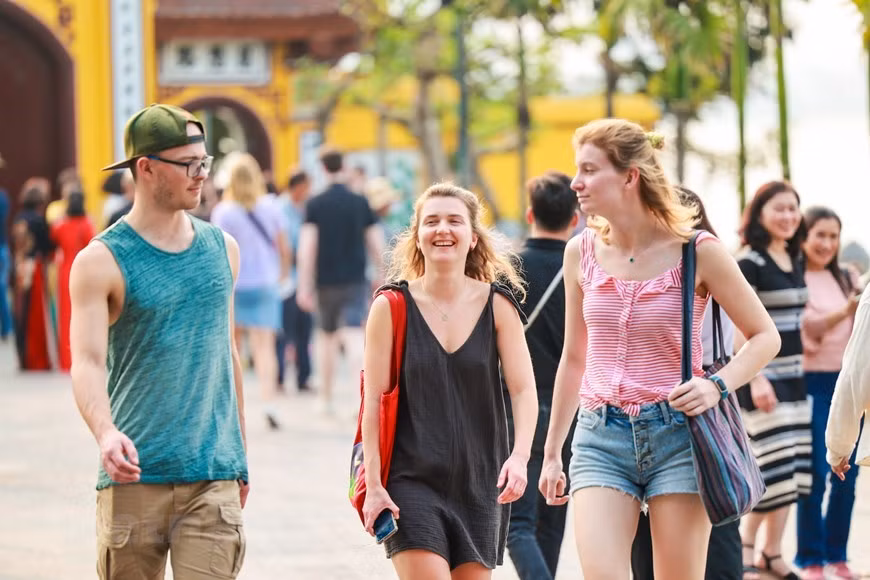 En las famosas atracciones de la capital, los visitantes son recibidos con amabilidad por la gente local.