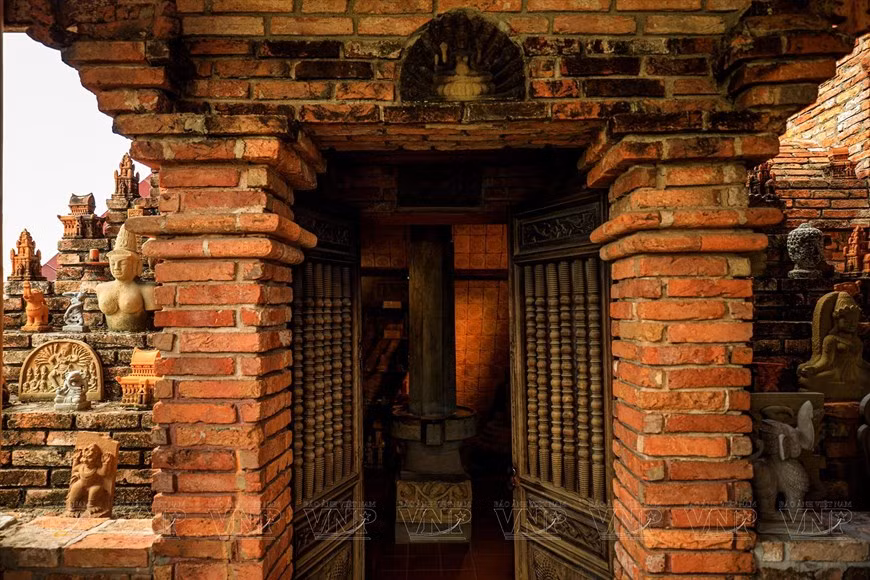 Cada ladrillo, teja y columna se instalan de manera cuidada y meticulosa, junto con una colección de obras imbuidas de improntas culturales e históricas de larga data. (Foto: Revista Ilustrada Vietnam) Cada ladrillo, teja y columna se instalan de manera cuidada y meticulosa, junto con una colección de obras imbuidas de improntas culturales e históricas de larga data. (Foto: Revista Ilustrada Vietnam)