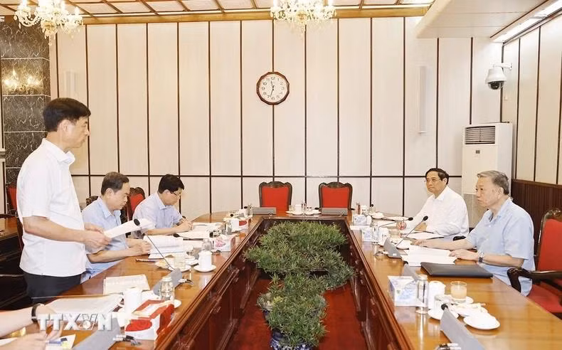 Nguyen Duy Ngoc, jefe de la Oficina del Comité Central del Partido presenta un informe.