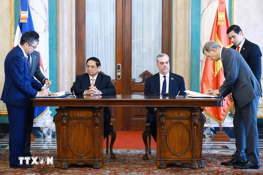 El primer ministro vietnamita, Pham Minh Chinh, y el presidente de la República Dominicana, Luis Abinader Corona, presencian la firma del Memorando de Entendimiento entre las Academias Diplomáticas de los dos países.
