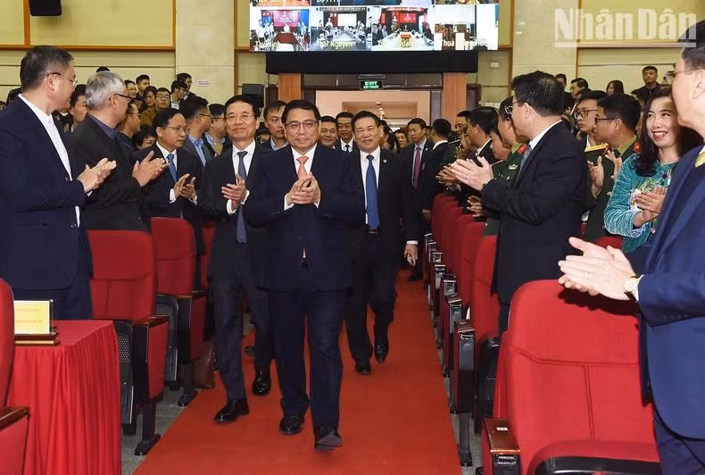 El premier vietnamita Pham Minh Chinh y los delegados asisten a la conferencia.