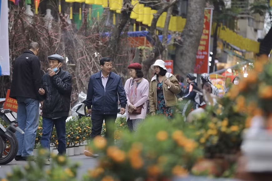 La gente en Hanói visita el mercado