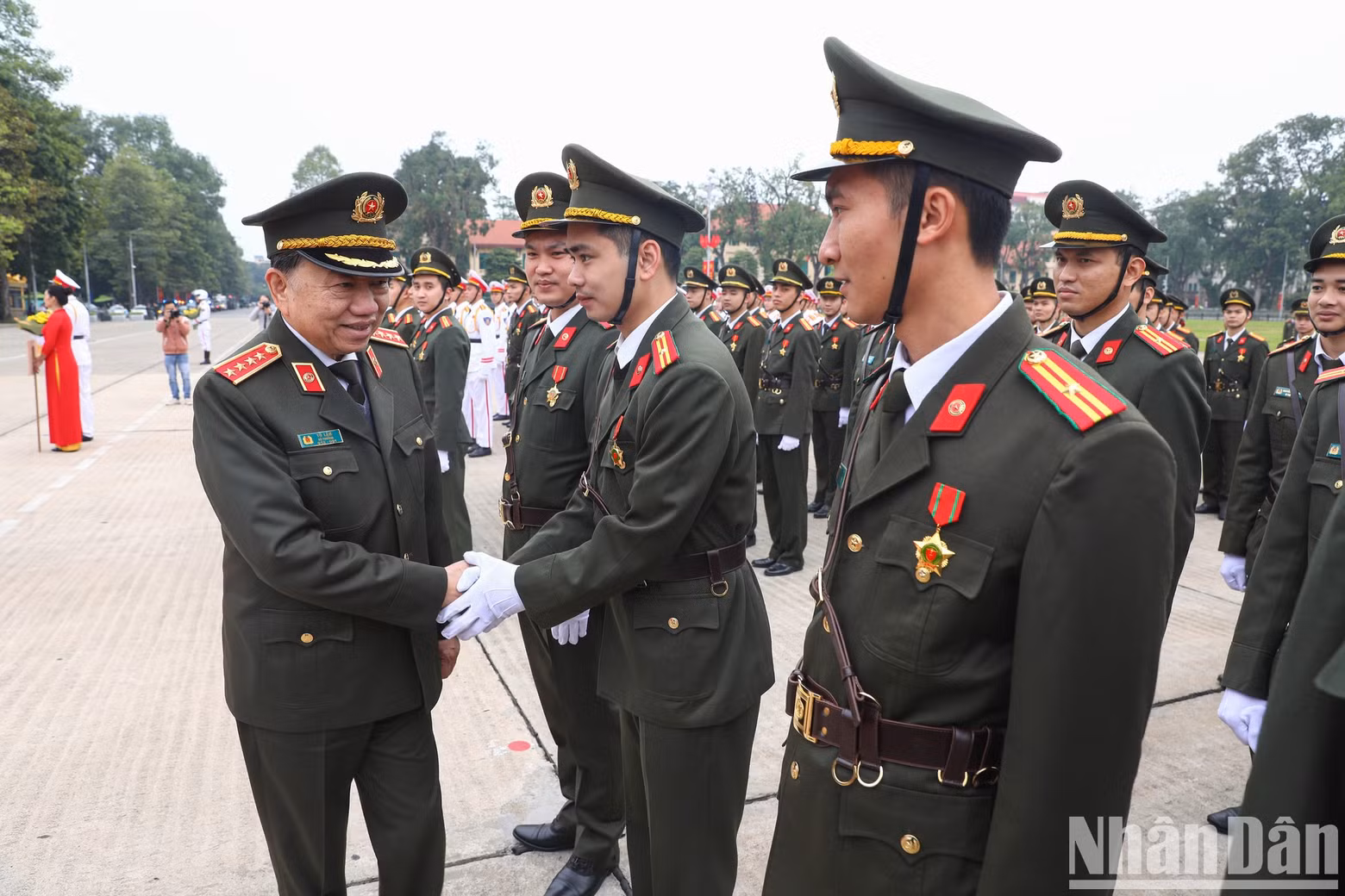 El ministro de Seguridad Pública, general To Lam, da la bienvenida a los representantes de las delegaciones.