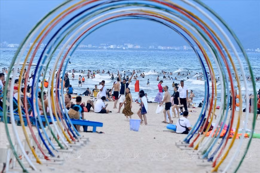 El turismo de Da Nang luce vibrante durante la temporada del Festival Internacional de Fuegos Artificiales. (Revista Ilustrada Vietnam)