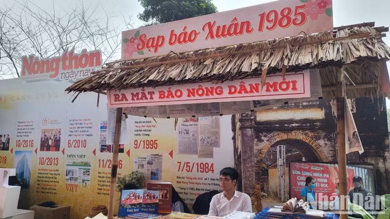 Los visitantes admiran la imagen apacible de los campos de Vietnam en el stand del periódico Nong thon ngay nay (Ruralidad en la actualidad).