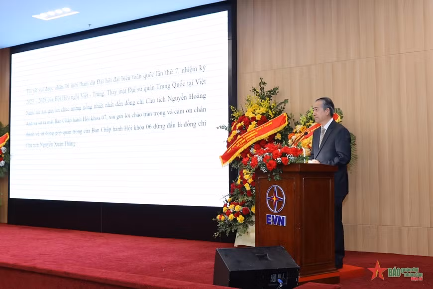 El embajador de China en Vietnam, Xiong Bo, pronuncia un discurso de felicitación. El embajador de China en Vietnam, Xiong Bo, pronuncia un discurso de felicitación.