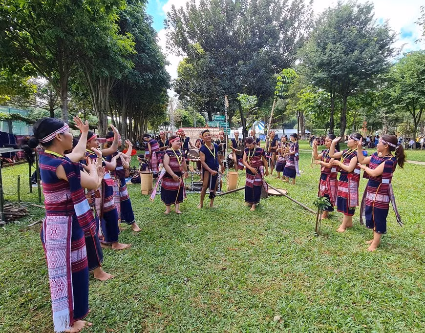 Los artistas realizan danza de xoang. (Foto: VNA)