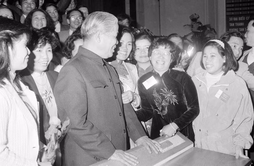 El secretario general del Partido Comunista de Vietnam, Do Muoi, se reunió con los delegados asistentes al VI Congreso de la Asociación de Periodistas de Vietnam, celebrado en 1995 en Hanoi. Foto: VNA