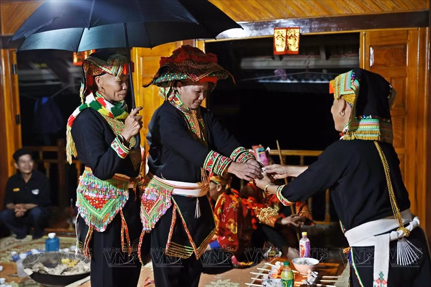 Además de las ropas tradicionales, las mujeres de Dao Lo Gang se visten de muchos accesorios decorativos (Fuente:VNA)