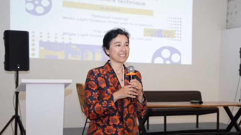 La presidenta global del Instituto Francés, Eva Nguyen Binh, habla en la cita.