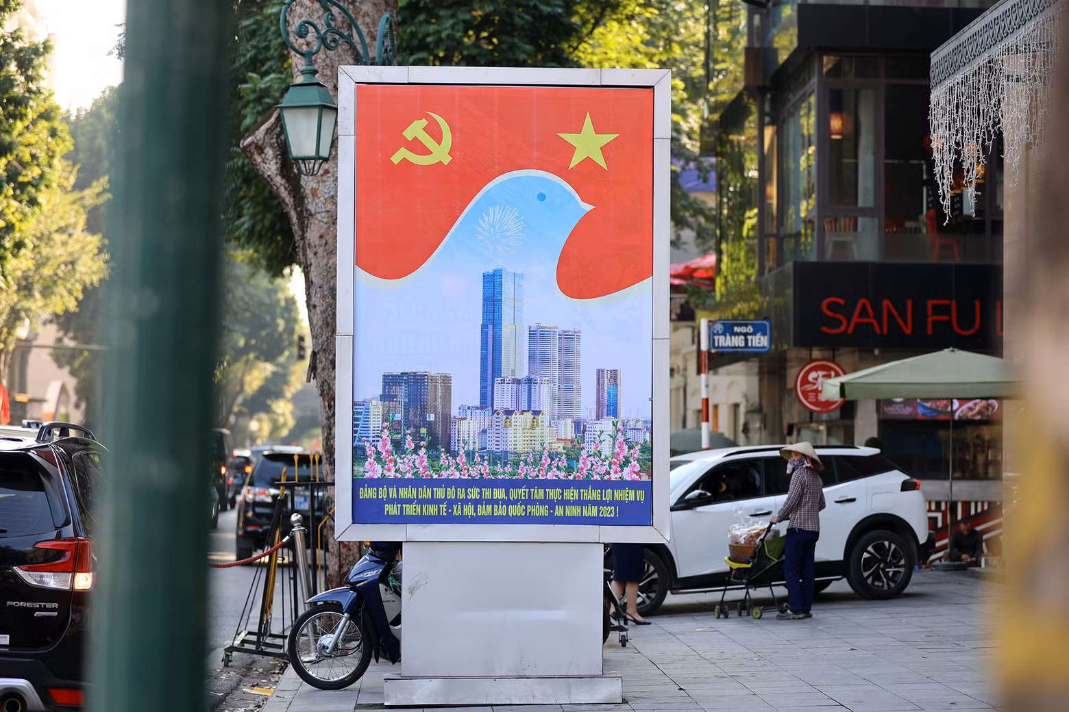 El izamiento de la bandera nacional en fechas importantes del país engalana las calles y expresa el orgullo nacional.