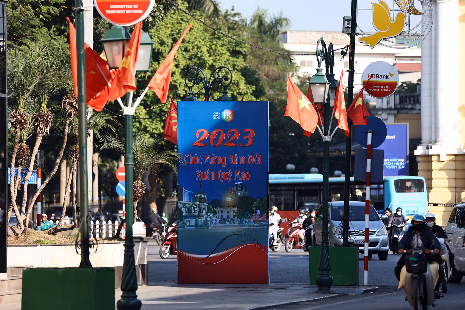 Banderas, flores y pancartas decoran las calles de Hanói para dar la bienvenida al Año Nuevo Lunar 2023 y la fundación del Partido.