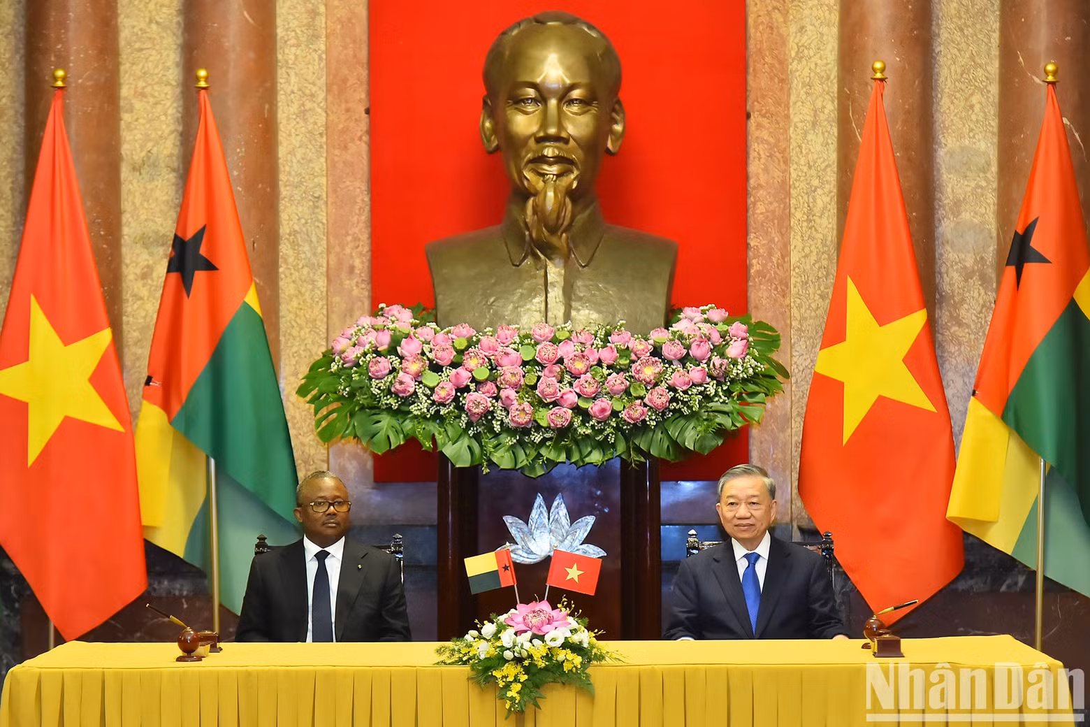 El secretario general del Partido Comunista y presidente de Vietnam, To Lam, y el presidente de Guinea-Bissau, Umaro Sissoco Embaló. El secretario general del Partido Comunista y presidente de Vietnam, To Lam, y el presidente de Guinea-Bissau, Umaro Sissoco Embaló.