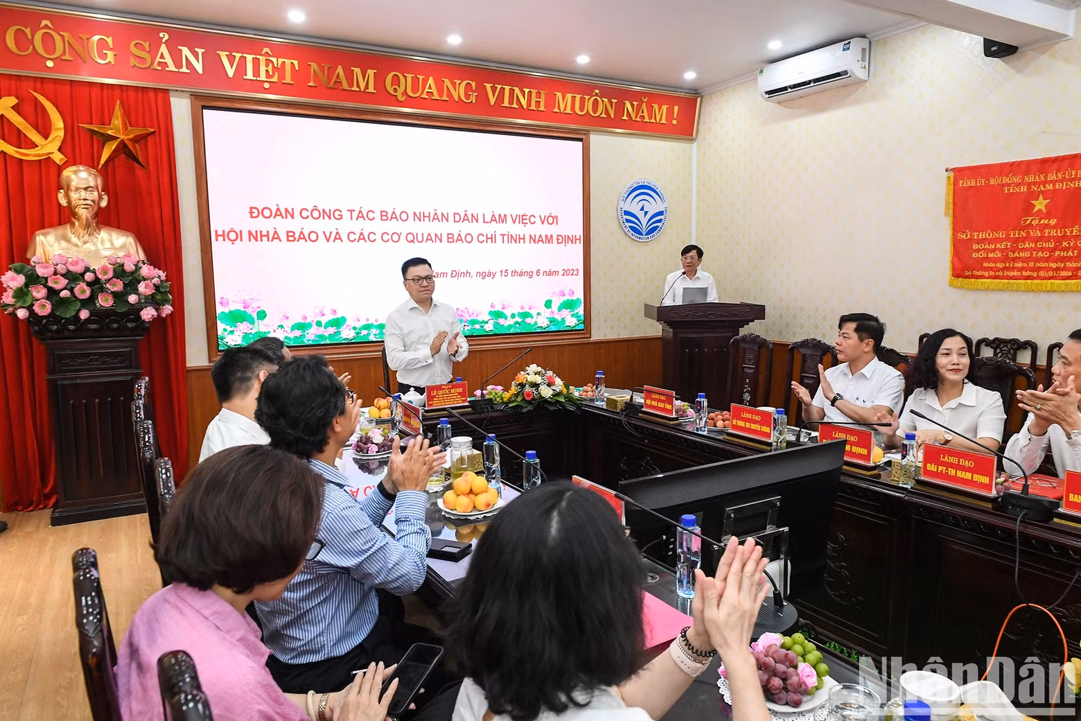 La delegación del periódico Nhan Dan sostiene un encuentro con representantes de la Asociación de Periodistas y los órganos periodísticos de Nam Dinh.