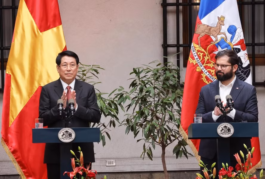 Los dos presidentes asisten a la rueda de prensa. Los dos presidentes asisten a la rueda de prensa.