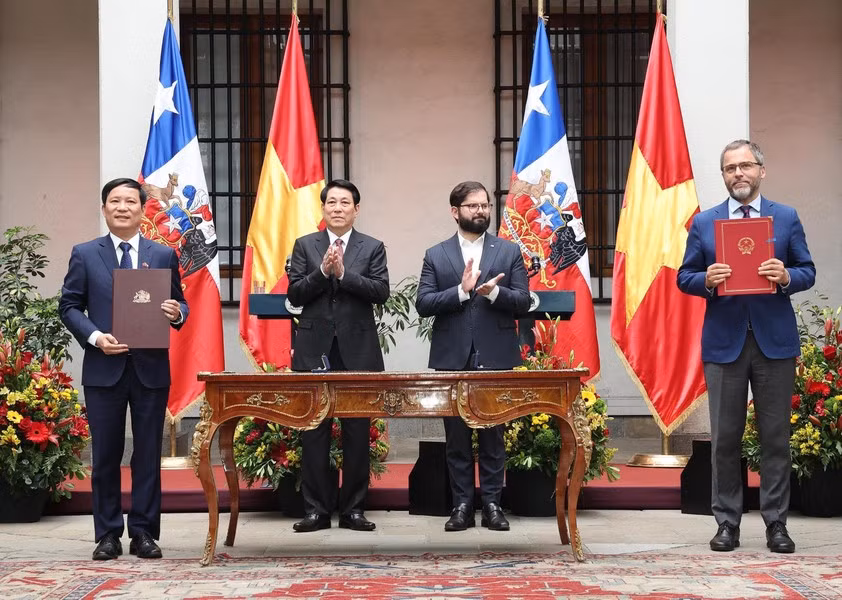 La firma de acuerdo de cooperación entre la Federación de Comercio e Industria de Vietnam y la Dirección General de Promoción de Exportaciones (ProChile). La firma de acuerdo de cooperación entre la Federación de Comercio e Industria de Vietnam y la Dirección General de Promoción de Exportaciones (ProChile).