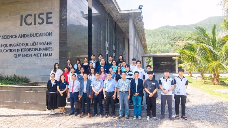 Los participantes se toman una foto en el centro ICISE.