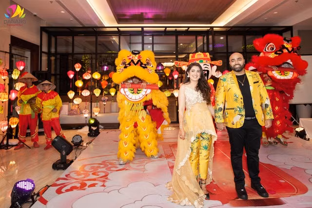 Un espectáculo de danza del león para dar la bienvenida a las parejas.