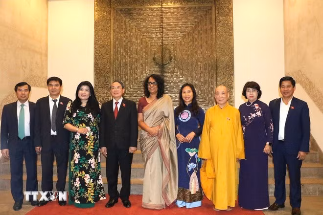 En la reunión entre el el vicepresidente de la Asamblea Nacional de Vietnam, Nguyen Duc Hai (cuarta de izquierda) y la primera ministra de Sri Lanka, Harini Amarasuriya (Foto: VNA)
