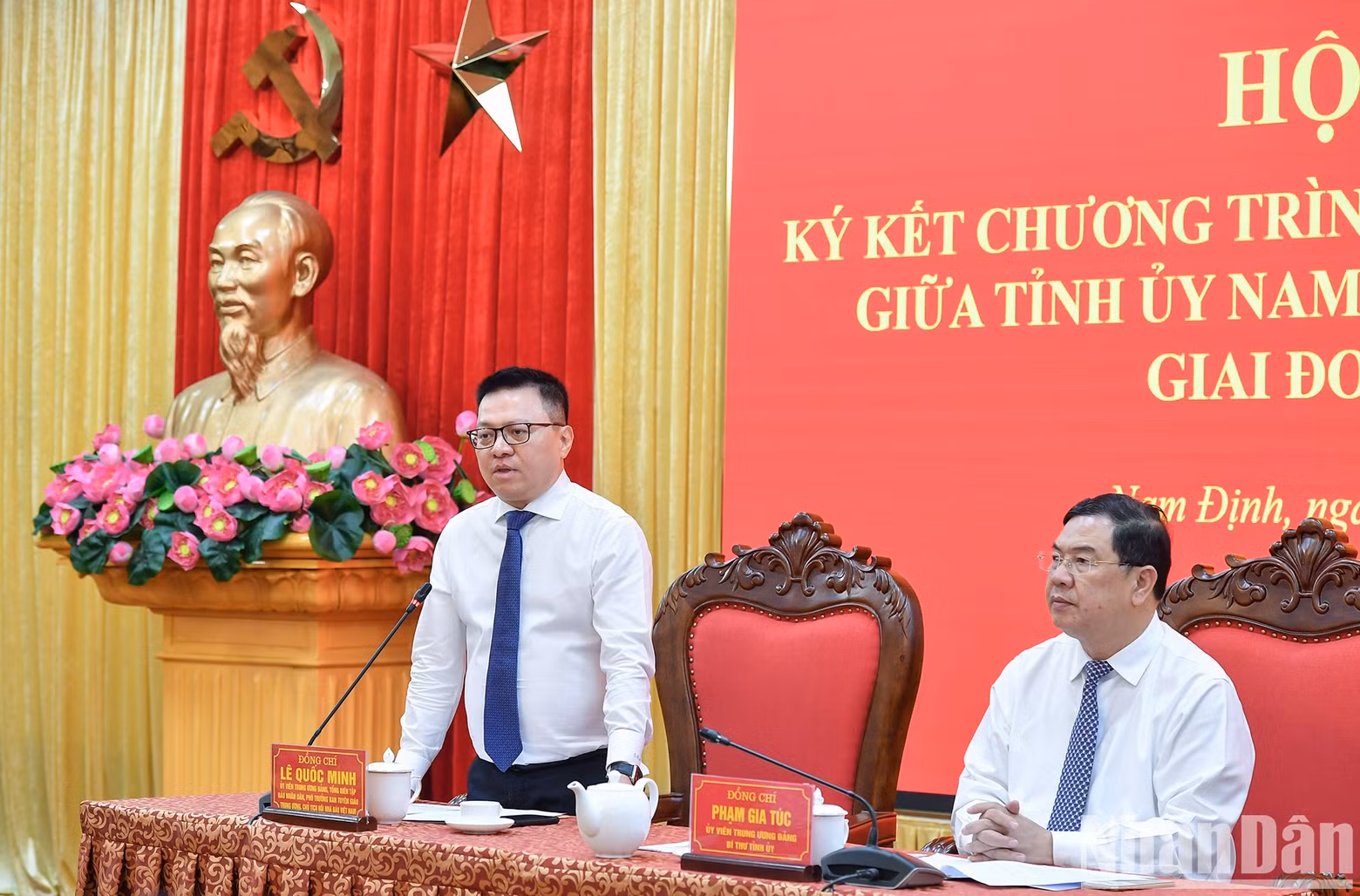 El presidente-editor de Nhan Dan, Le Quoc Minh habla en el evento.