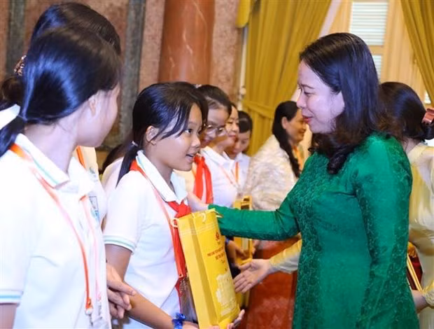 La vicepresidenta vietnamita Vo Thi Anh Xuan obsequia regalos a los niños (Foto: VNA) La vicepresidenta vietnamita Vo Thi Anh Xuan obsequia regalos a los niños (Foto: VNA)