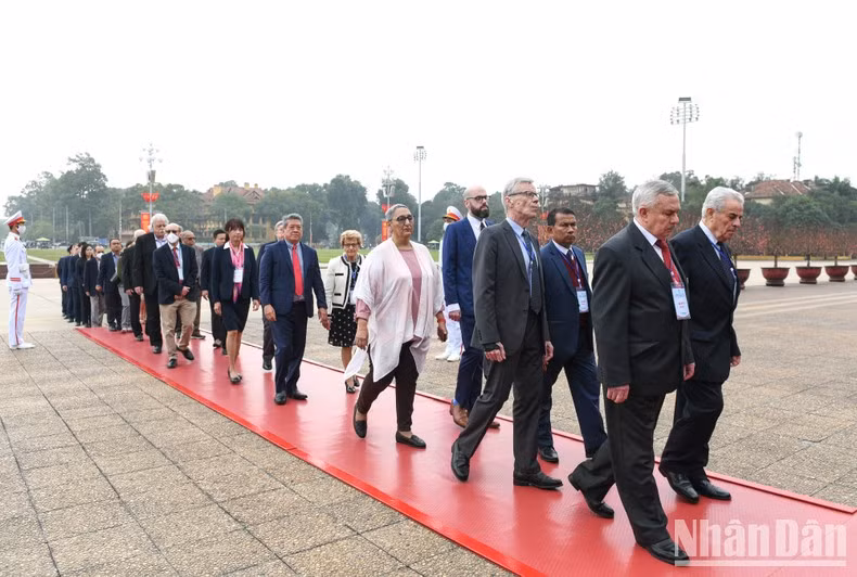 Estas son personas participaron directa o indirectamente en las campañas de apoyo a Vietnam durante la guerra de resistencia contra Estados Unidos, incluido el período de la Conferencia de París, así como en la construcción y defensa de la Patria en la actualidad.