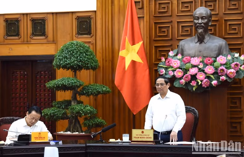 Durante una reunión en formas presencial y virtual organizada hoy en Hanói con representantes de las partes concernientes con el plan, Pham Minh Chinh enfatiza que se trata de una obra con gran significado, la cual ayudará a incrementar el suministro de energía a la región norteña, a fin de satisfacer las actividades de producción y consumo de las personas y empresas. Durante una reunión en formas presencial y virtual organizada hoy en Hanói con representantes de las partes concernientes con el plan, Pham Minh Chinh enfatiza que se trata de una obra con gran significado, la cual ayudará a incrementar el suministro de energía a la región norteña, a fin de satisfacer las actividades de producción y consumo de las personas y empresas.