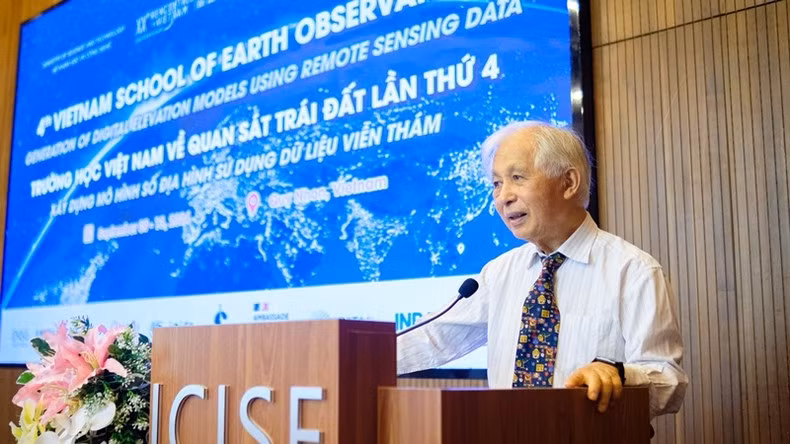 El director del Centro Internacional para la Ciencia y la Educación Interdisciplinarias (Icise), Tran Thanh Van, habla en el evento.