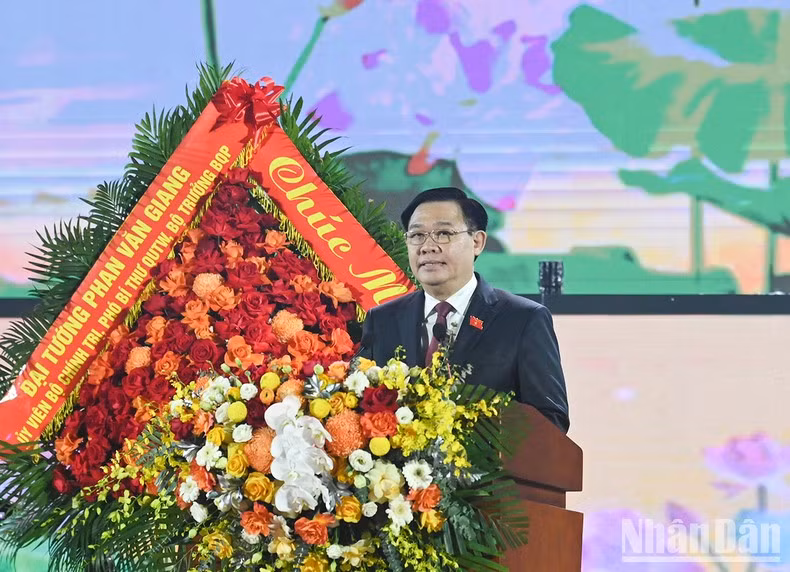 El presidente de la Asamblea Nacional de Vietnam, Vuong Dinh Hue, habla en la velada.