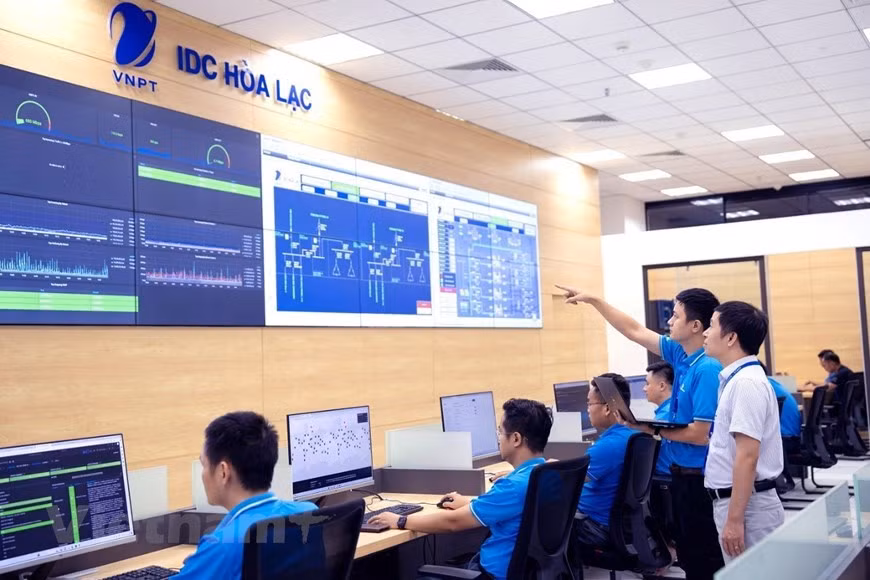 El centro es operado por un equipo de expertos e ingenieros destacados con amplia experiencia en la operación de centros de datos de VNPT, con una capacidad absoluta de control del sistema y disposición para brindar soporte las 24 horas del día a los clientes. (Foto: VNA) El centro es operado por un equipo de expertos e ingenieros destacados con amplia experiencia en la operación de centros de datos de VNPT, con una capacidad absoluta de control del sistema y disposición para brindar soporte las 24 horas del día a los clientes. (Foto: VNA)