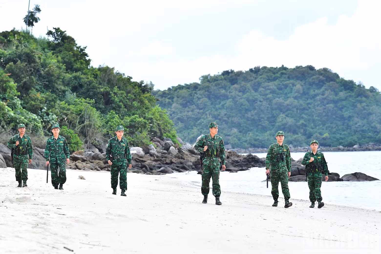 El patrullaje y la protección de las fronteras marítimas y terrestres imponen responsabilidades a los guardias fronterizos. El patrullaje y la protección de las fronteras marítimas y terrestres imponen responsabilidades a los guardias fronterizos.