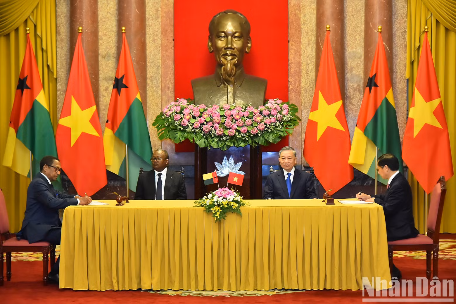Ambos dirigentes presencian el intercambio de un memorando de entendimiento sobre el mecanismo de consultas políticas y diplomáticas entre el Ministerio de Relaciones Exteriores de Vietnam y el Ministerio de Asuntos Exteriores, Cooperación Internacional y Comunidad de Guinea-Bissau. Ambos dirigentes presencian el intercambio de un memorando de entendimiento sobre el mecanismo de consultas políticas y diplomáticas entre el Ministerio de Relaciones Exteriores de Vietnam y el Ministerio de Asuntos Exteriores, Cooperación Internacional y Comunidad de Guinea-Bissau.