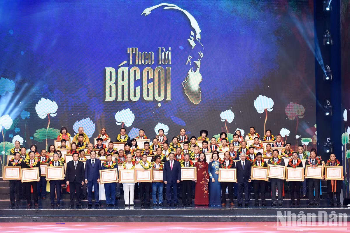 El premier Pham Minh Chinh y la vicepresidenta Pham Thi Thanh Tra, junto con los ejemplos destacados.