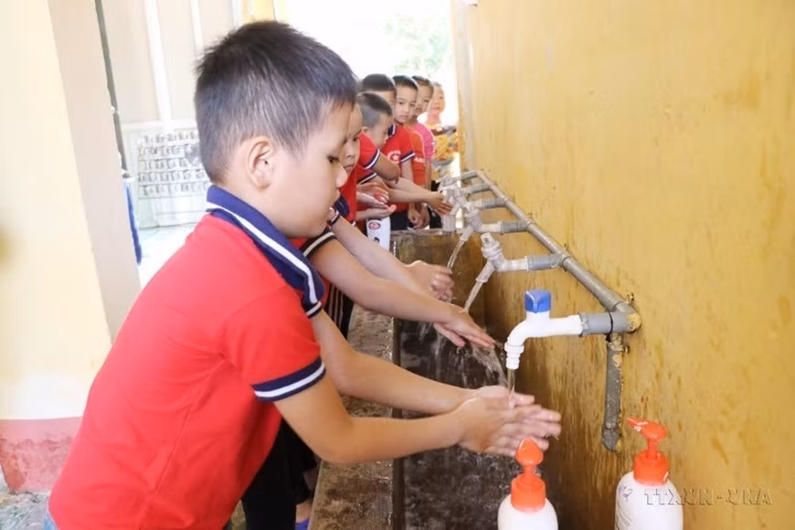 Los alumnos del jardín infantil Huong Thuong, en la ciudad de Thai Nguyen, tienen agua potable. (Foto: VNA)