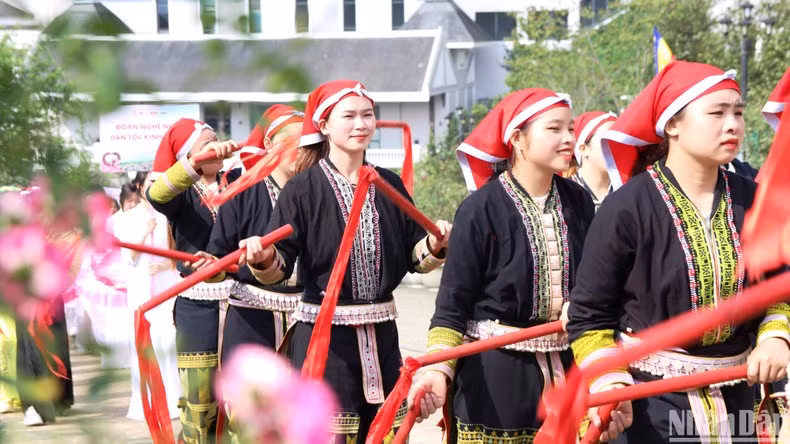 Un desfile callejero de la etnia Yao rojo (Dao Do). Un desfile callejero de la etnia Yao rojo (Dao Do).